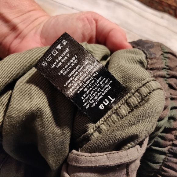 Aritzia TNA camo pants - Picture 5 of 9